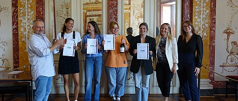 Die Erstplatzierten mit Prof. Dr. Frank Schwab, den Preisträgerinnen Sydney Madlangbayan, Vera Sauer, Josephine Volk und Eline Weidenmann und den Vertreterinnen der Carl Zeiss AG Judith Walter und Evelin Medel